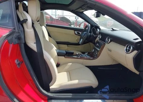 2016 Mercedes-Benz Slk 300 z USA, uszkodzony, nr VIN WDDPK3JA0GF124025